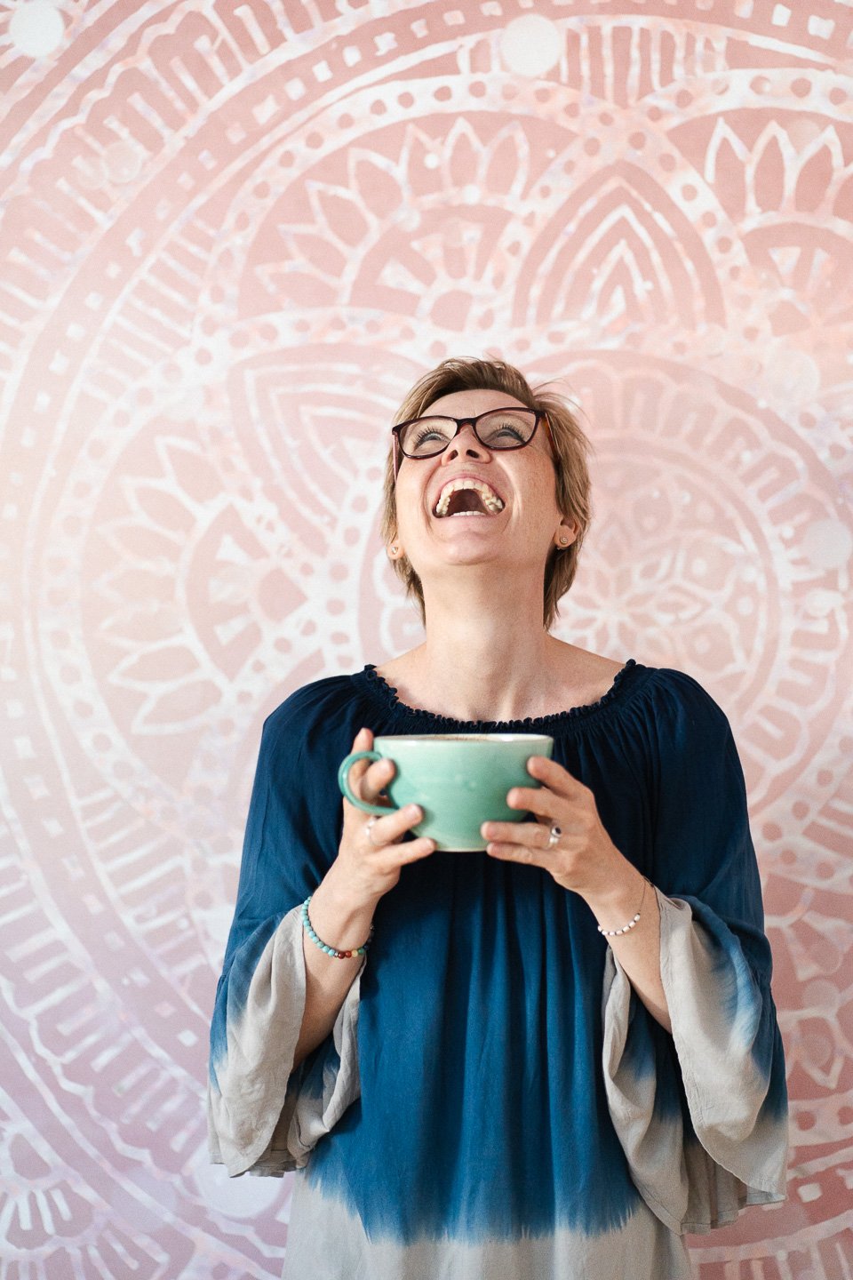 Porträt von Katrin Kadelbach mit einer türkisfarbenen Tasse Porträt von Katrin Kadelbach mit einer türkisfarbenen Tasse